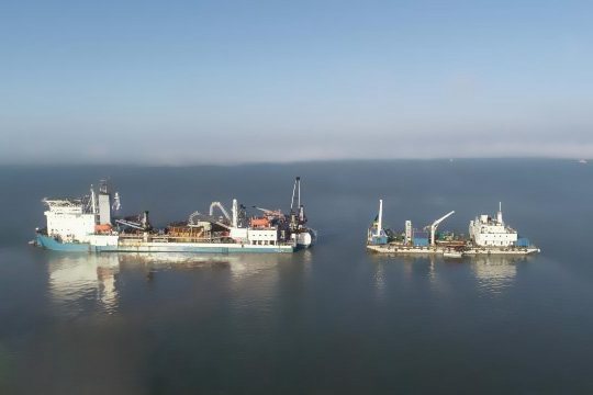 海纜敷設施工船正在展開作業預備